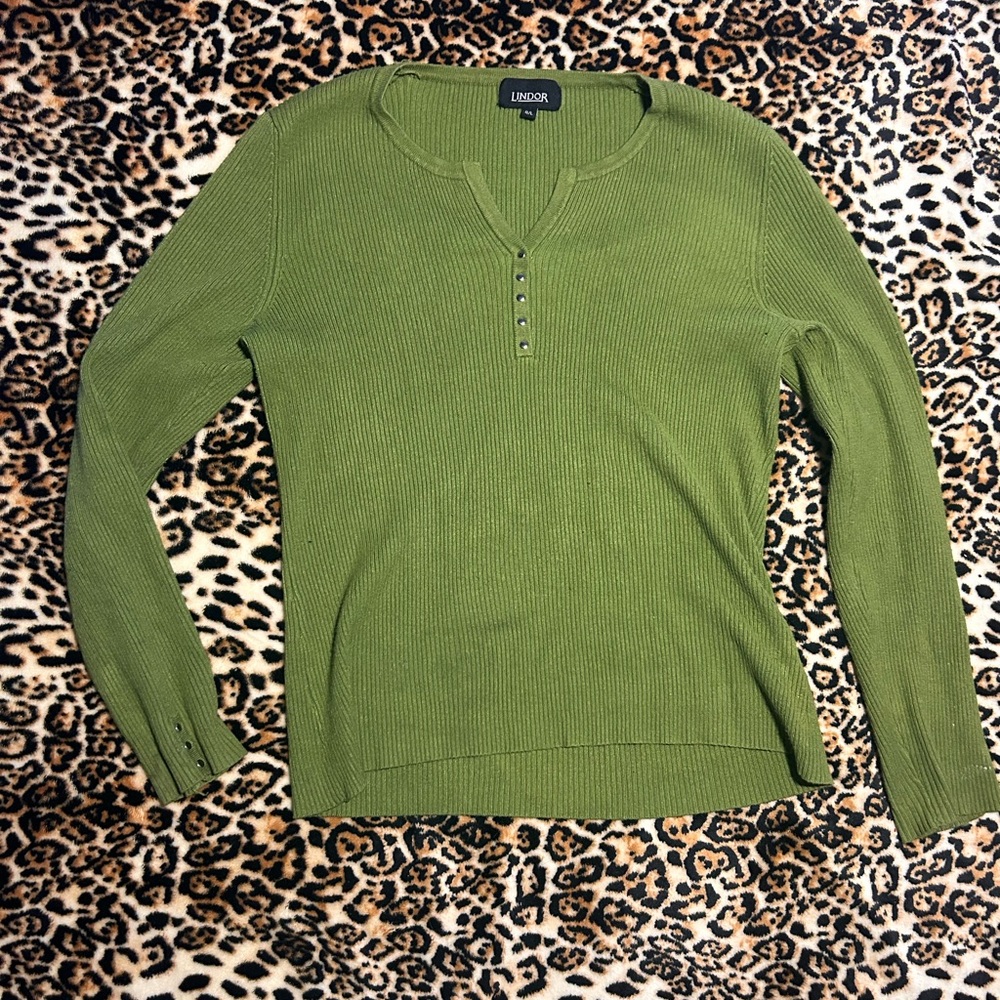 Cutest green long sleeve☘️